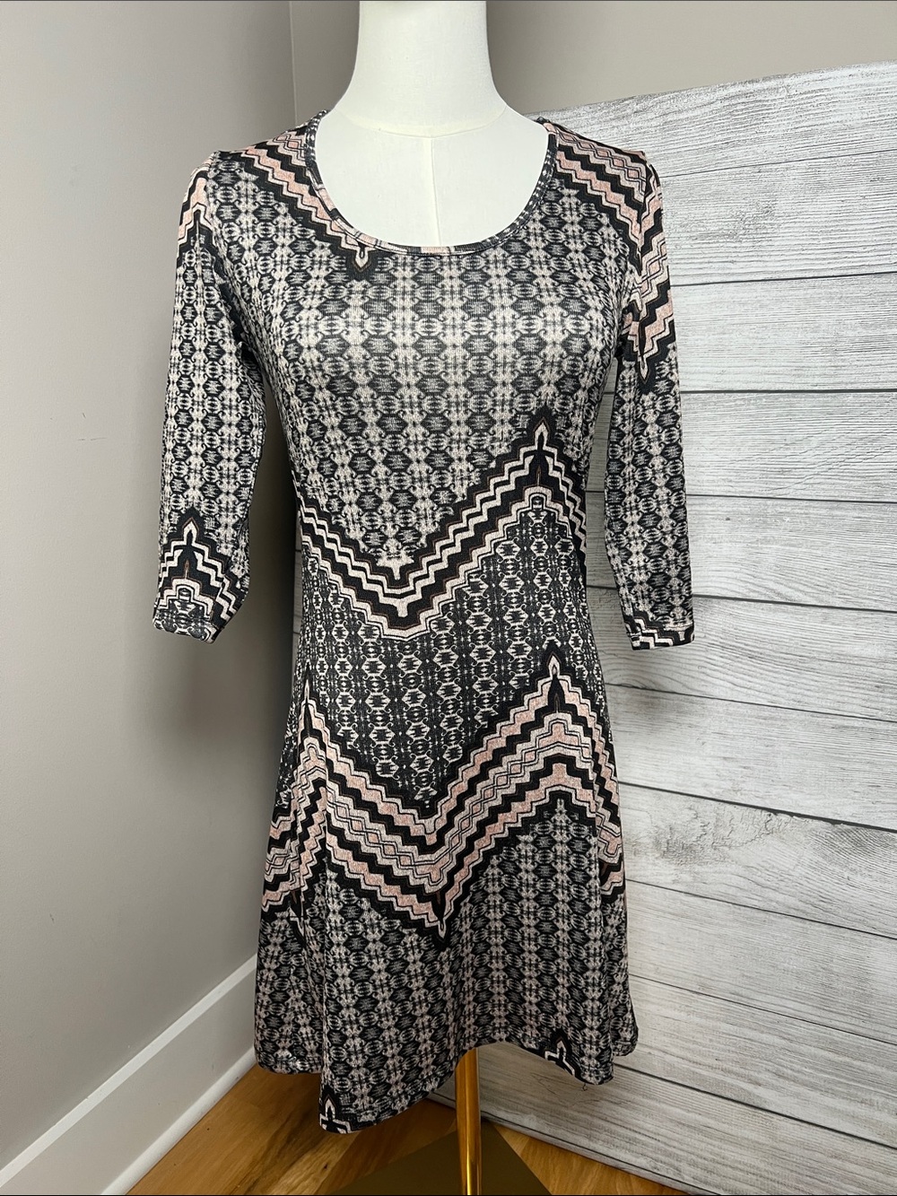Living Doll Los Angeles Geometric Chevron Print Knit Dress Small 3/4 Sleeve Boho